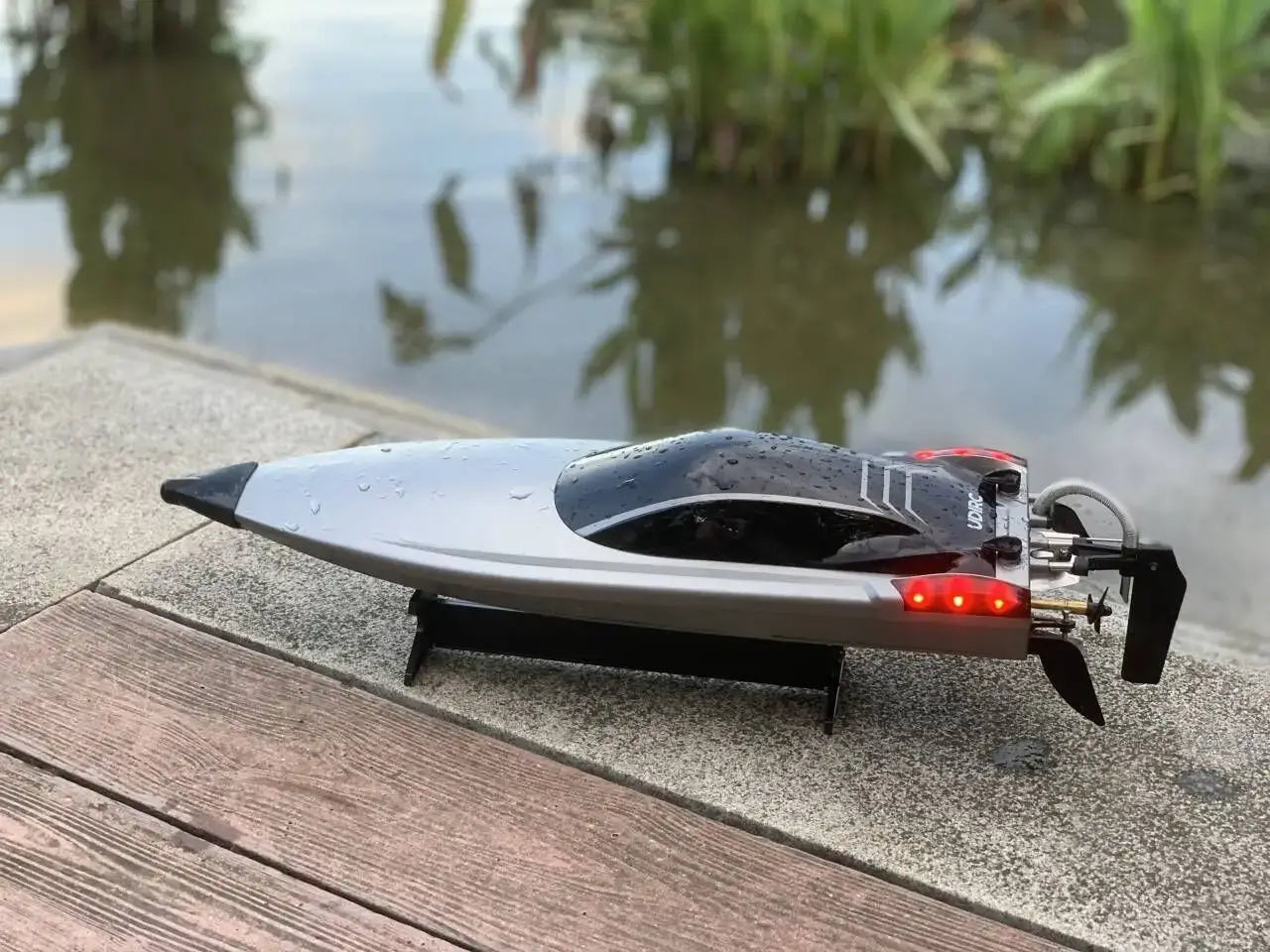 22.8 Inches UDI R/C UDI018 Large RC Speed Boat Sportsman Specialty Products
