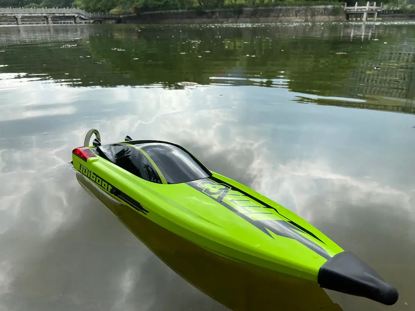 22.8 Inches UDI R/C UDI018 Large RC Speed Boat Sportsman Specialty Products