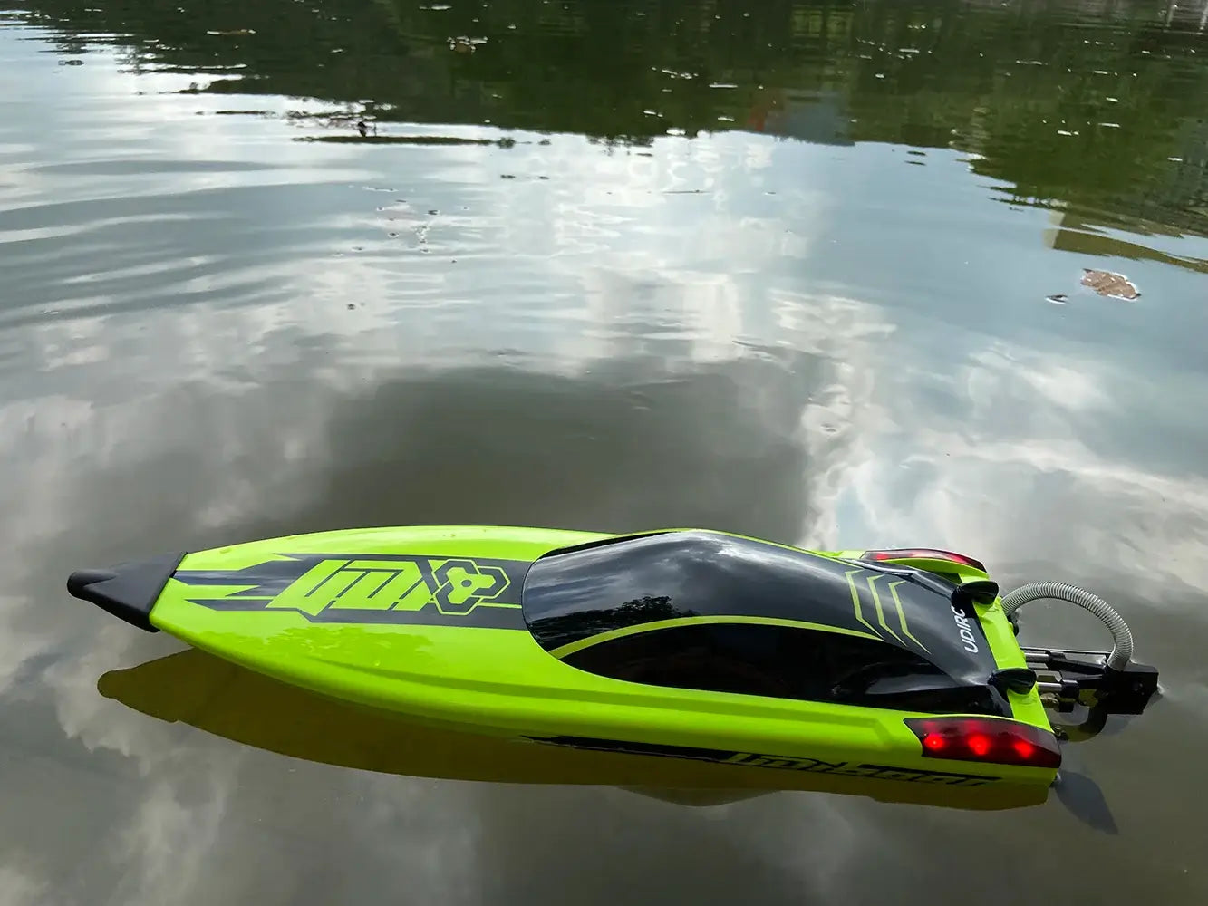 22.8 Inches UDI R/C UDI018 Large RC Speed Boat Sportsman Specialty Products