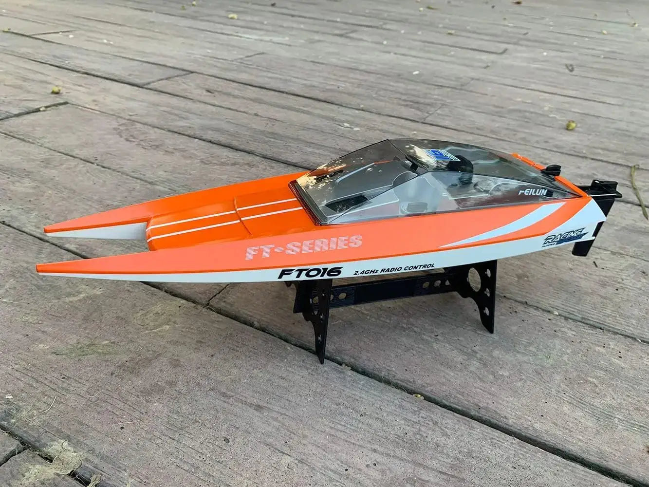 FT011 High Speed RC Boat 55km / h Brushless Motor Great Functions