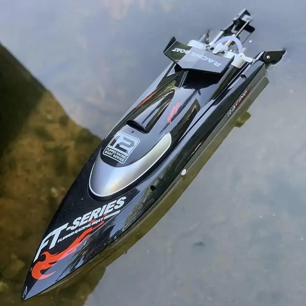 FT011 High Speed RC Boat 55km / h Brushless Motor Great Functions